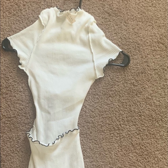 Elastic white dress with cut out - Picture 2 of 3
